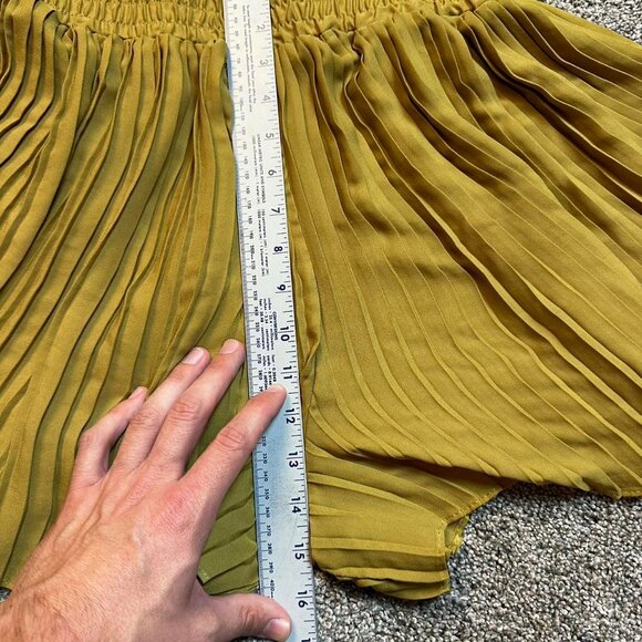 Zara‎ Pleated Olive Green Dressy shorts - Picture 3 of 5